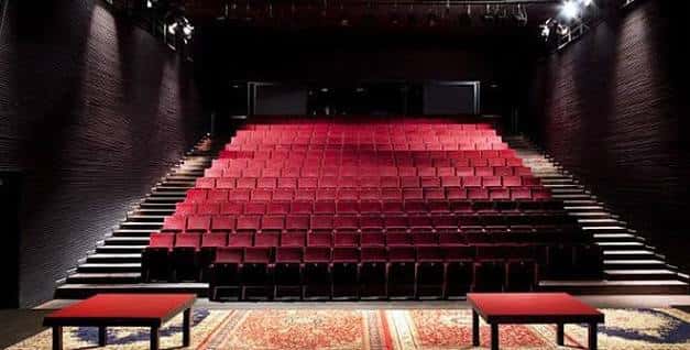 Auditorio del Conde Duque con butacas rojas y escenario iluminado para eventos