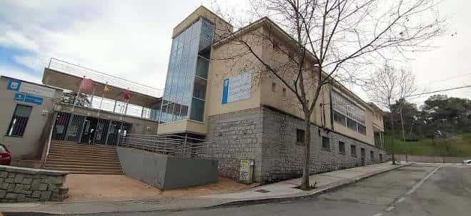 Vista exterior del Centro Cultural Ciudad Pegaso con fachada de piedra y cristal