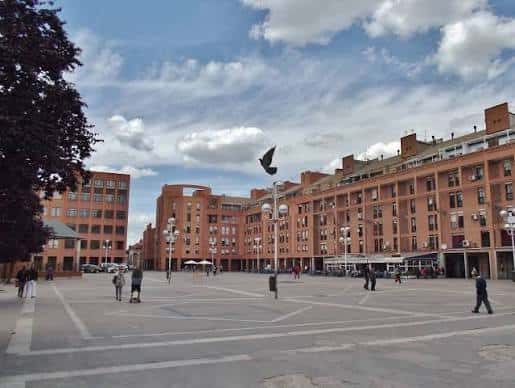 Vista panorámica de la Plaza de la Remonta con edificios de ladrillo y cielo parcialmente nublado