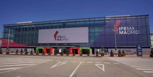 Vista exterior del recinto IFEMA Madrid con fachada de cristal y logotipo visible
