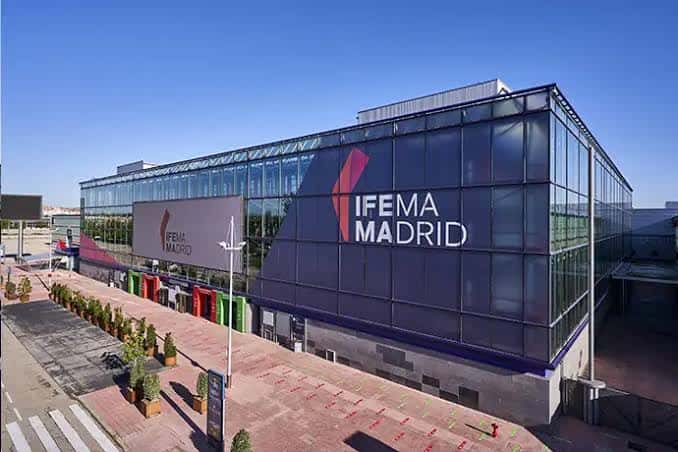 Ángulo elevado del edificio principal de IFEMA Madrid bajo cielo despejado