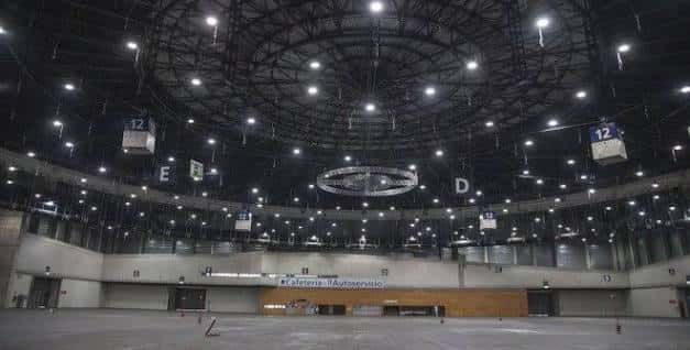 Interior del pabellón circular de IFEMA Madrid con estructura metálica y señalización de salas