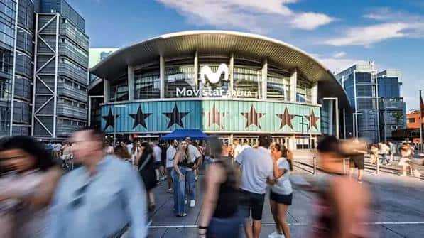 Vista exterior del Movistar Arena con su fachada moderna y el logo de la marca