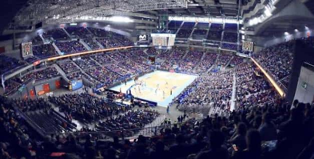 Interior del Movistar Arena durante un partido de baloncesto con gradas llenas