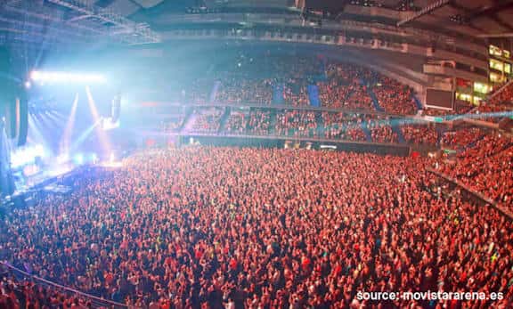 Concierto en el Movistar Arena con multitud de espectadores y luces de escenario