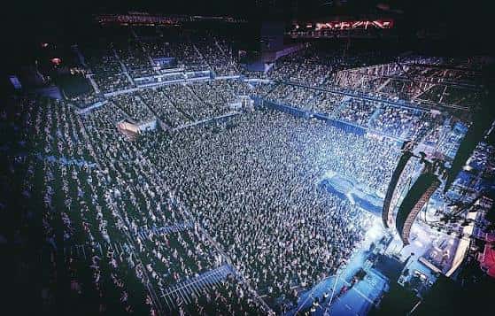 Vista aérea del interior del Movistar Arena durante un evento con iluminación dramática