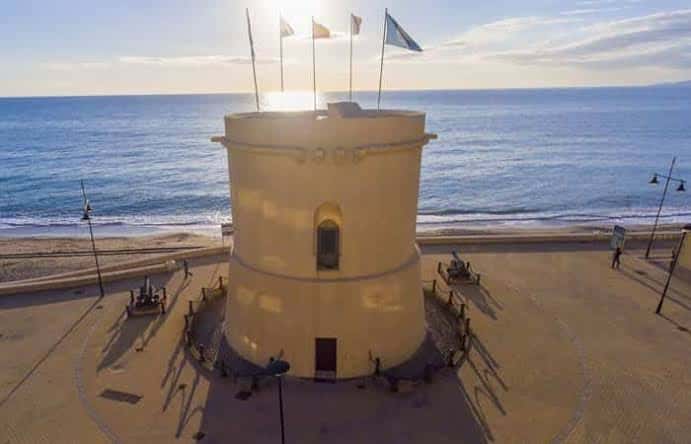 Vista aérea de la Torre de Balerma frente al mar
