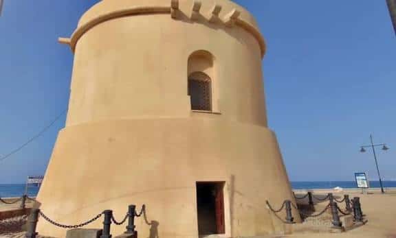 Detalle de la Torre de Balerma con el mar de fondo