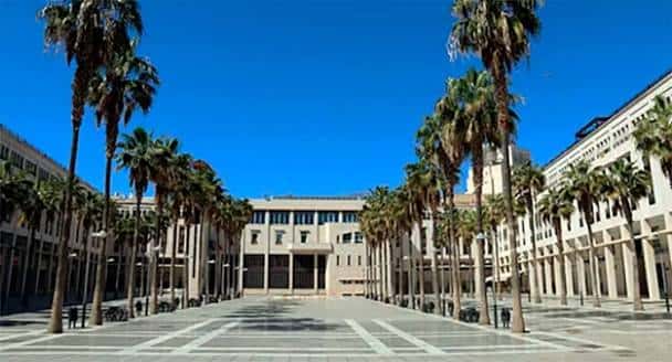 Plaza Mayor de El Ejido con palmeras y edificios históricos