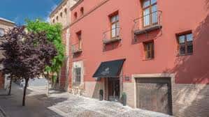 Fachada exterior del hotel en la calle, mostrando su arquitectura histórica
