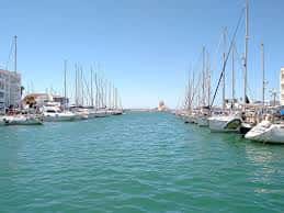 Vista panorámica del puerto deportivo de Plaza Tiburón con embarcaciones amarradas