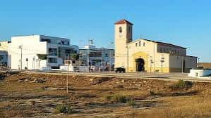 Fachada de la iglesia y edificios circundantes en Plaza Tiburón, El Ejido