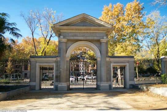 Puerta Real del Jardín Botánico con arcos y rejas
