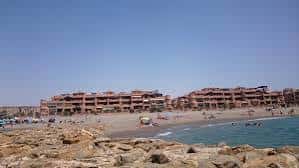 Vista panorámica de la playa y edificios residenciales de Parque Brisamar en El Ejido