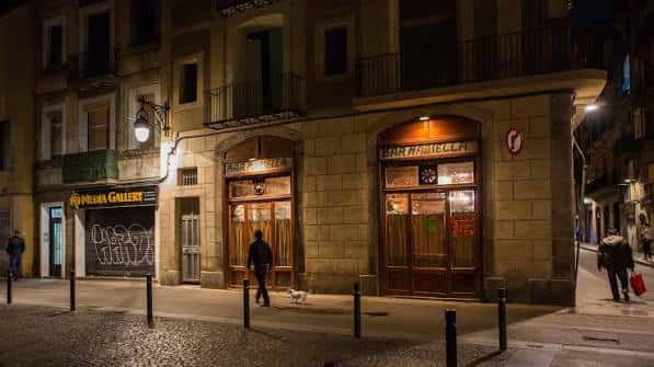Fachada nocturna del Bar Marsella en Barcelona con letrero iluminado y ambiente urbano