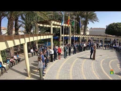 Ceremonia oficial en el Parque El Palmeral con banderas y público reunido