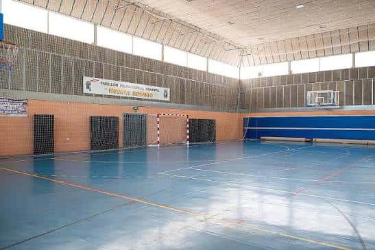 Interior del pabellón con pista de baloncesto y porterías de fútbol sala