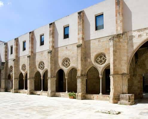 Fachada histórica con arcos góticos en la plaza