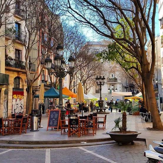 Plaza con terrazas de cafetería y ambiente urbano