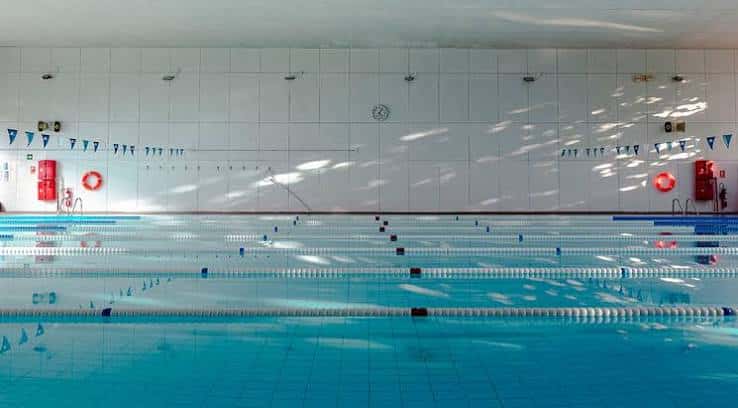 Piscina interior con carriles de natación y banderines decorativos