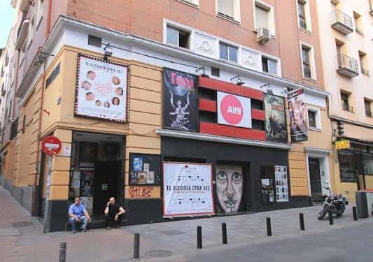 Fachada exterior del Teatro Alfil en Madrid con carteles de espectáculos