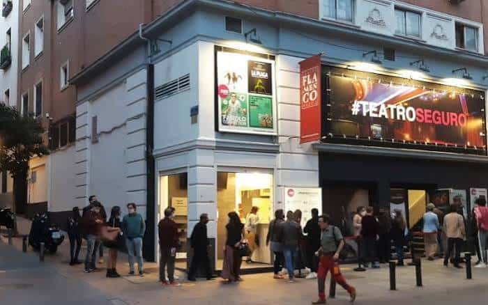 Entrada del teatro con gente esperando y cartel de #TeatroSeguro