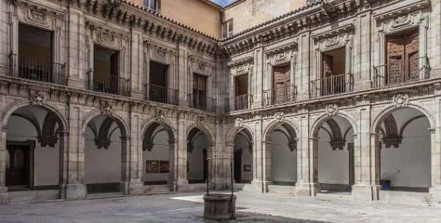 Patio interior con arcos y columnas de piedra