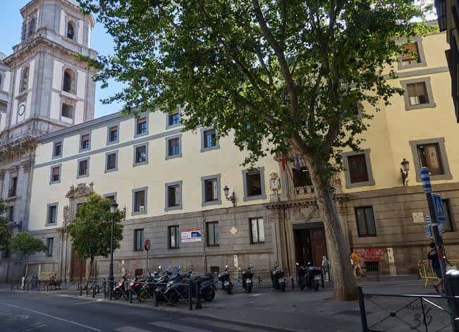 Fachada principal del edificio con torre y árboles