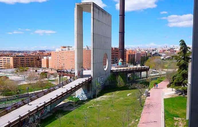 Puente peatonal y estructura de hormigón con vista de la ciudad