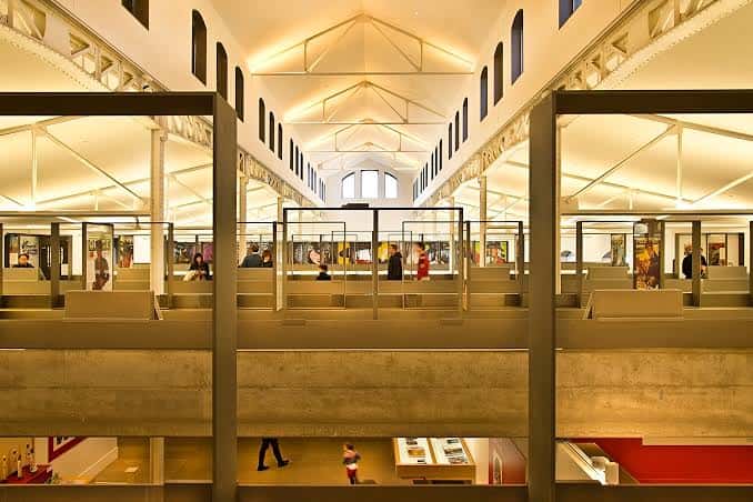 Vista panorámica del interior de la Casa del Lector mostrando sus múltiples niveles y arquitectura moderna