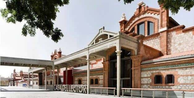 Fachada exterior de la Casa del Lector en Matadero Madrid con señalización visible