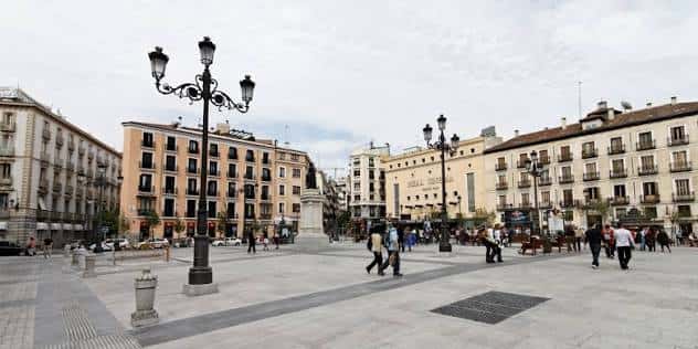 Vista panorámica de la Plaza de Isabel II con sus edificios históricos y farolas clásicas