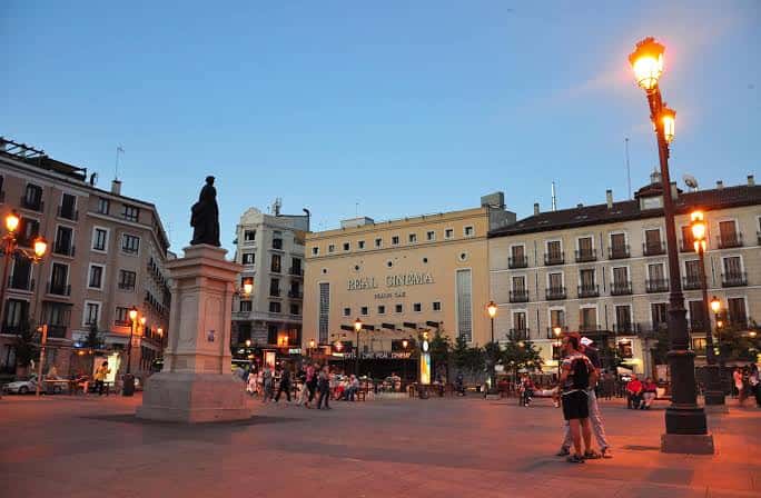 La plaza de Isabel II al atardecer con iluminación ambiental y ambiente festivo