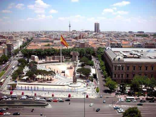 Vista aérea panorámica de la Plaza de Colón con la estatua de Cristóbal Colón y la bandera española