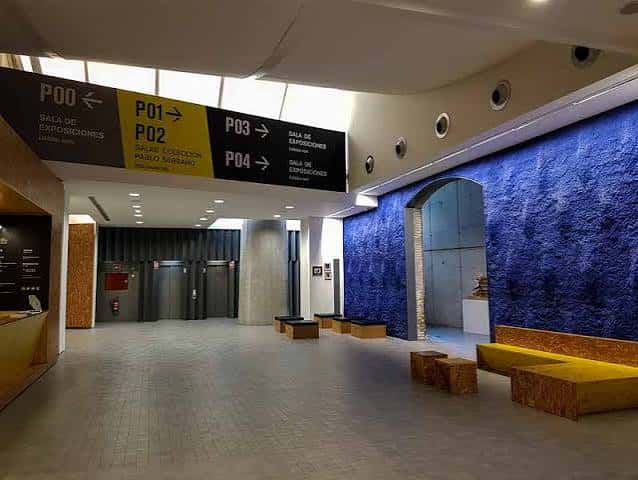Hall de entrada con señalética y zona de descanso