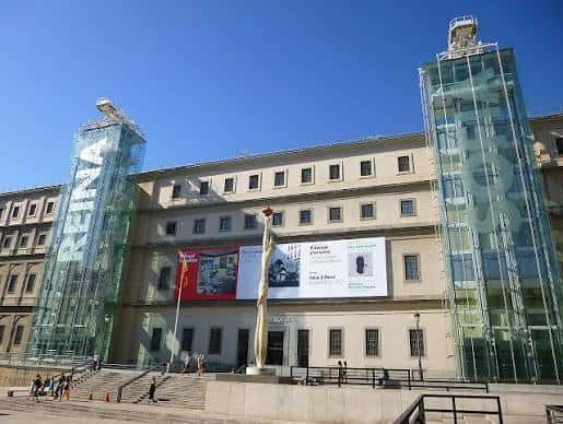 Vista exterior del Museo Reina Sofía con sus torres de cristal y fachada clásica