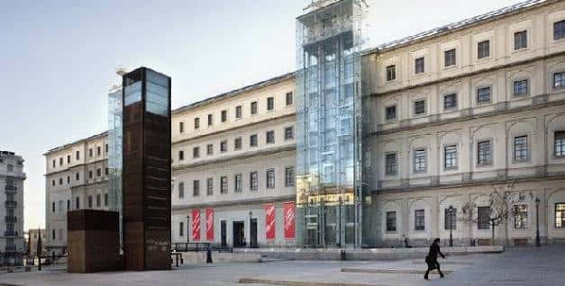 Fachada principal del museo con elementos arquitectónicos modernos y clásicos