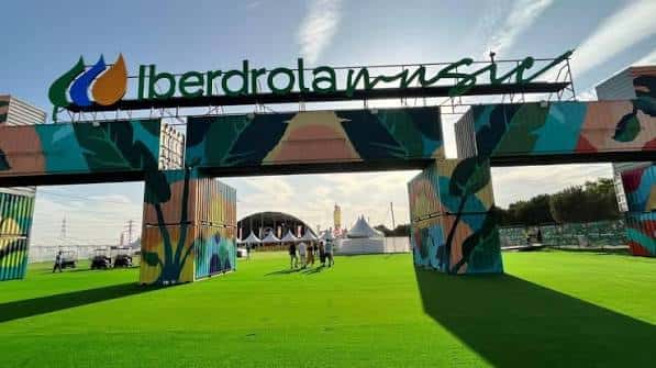 Entrada principal del festival Iberdrola Music con decoración de contenedores y césped artificial
