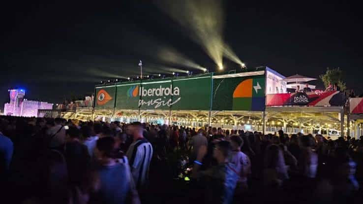 Escenario principal del festival Iberdrola Music iluminado por la noche con el logo en la fachada