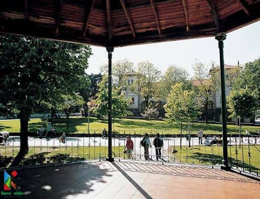 Interior del kiosco de música con vista al jardín
