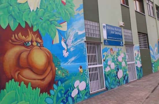 Fachada exterior de la Biblioteca Pública Municipal de Añaza con mural colorido