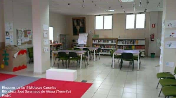 Sala interior de la biblioteca con mesas y estanterías