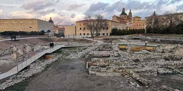 Vista panorámica de las ruinas arqueológicas con el fondo de la ciudad de Salamanca