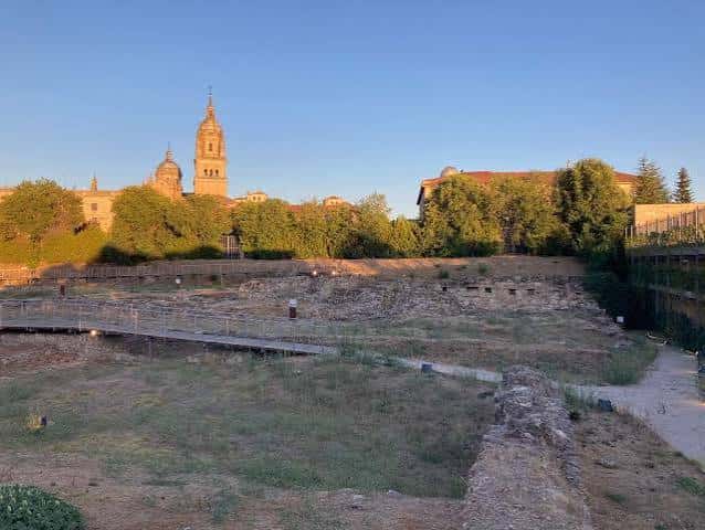 Paisaje del parque arqueológico con la torre de la catedral al atardecer
