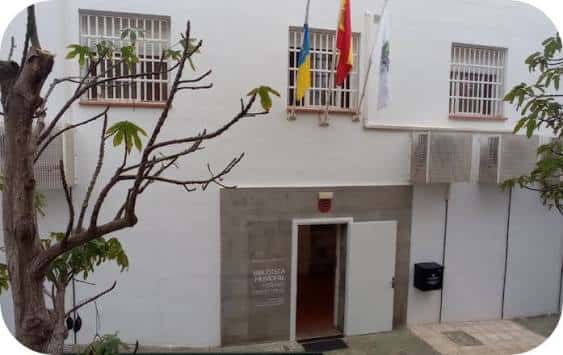 Fachada exterior de la Biblioteca Municipal Federico García Lorca de Ofra con banderas y entrada principal