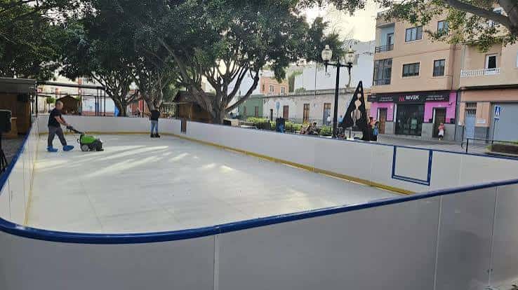 Pista de patinaje sobre hielo instalada en el Parque Franchy Roca durante un evento