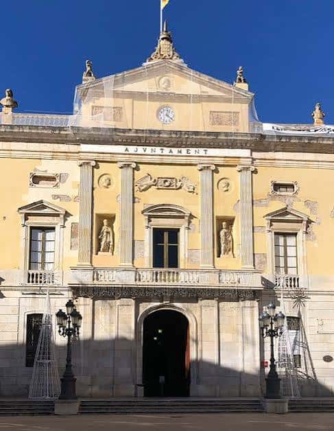 Fachada principal del Ayuntamiento de Tarragona con detalles arquitectónicos y esculturas