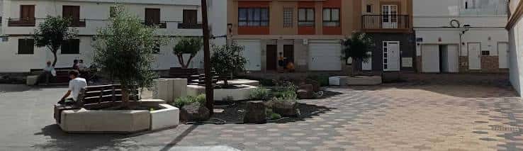 Plaza con bancos, árboles y pavimento decorativo en Arrecife