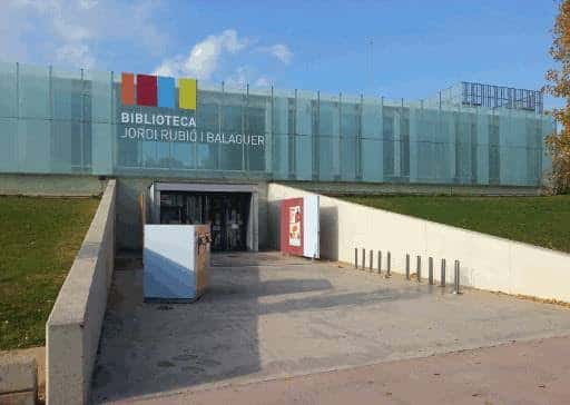 Vista exterior de la fachada de cristal de la Biblioteca Jordi Rubió i Balaguer