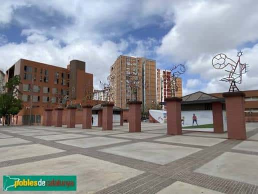 Vista general de la Plaça Sant Ildefons con esculturas y edificios residenciales al fondo